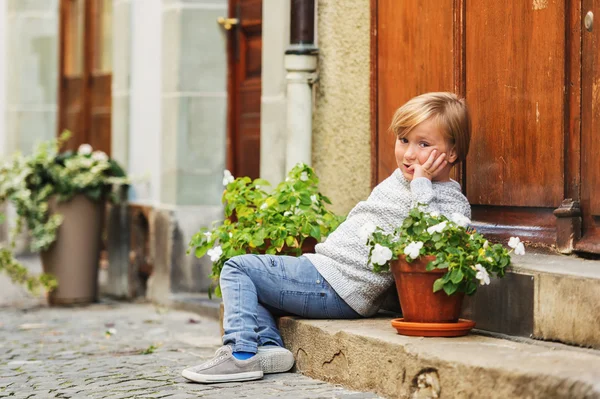 Retrato ao ar livre de um menino de moda bonito na rua, vestindo, roupas cinza — Fotografia de Stock