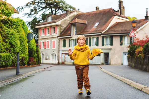 Outdoor fashion portret van schattige 5-6 jaar oud blond jongetje, het dragen van de gele trui en sjaal — Stockfoto