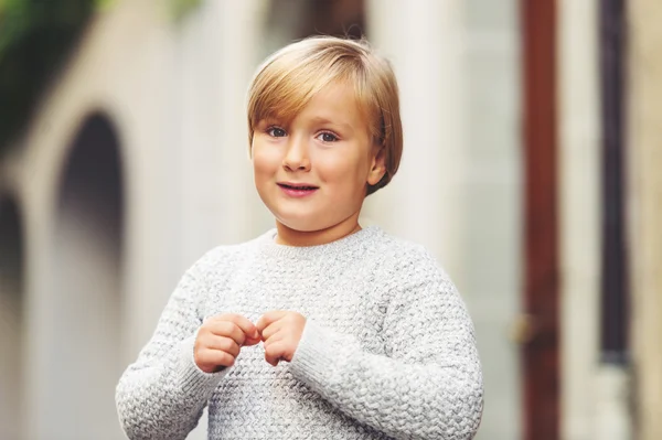 Retrato al aire libre del lindo niño de 5-6 años, usando jersey de punto gris — Foto de Stock