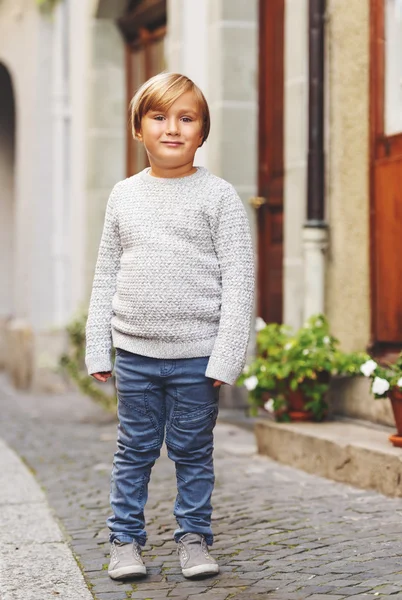 Εξωτερική πορτρέτο χαριτωμένος αγόρι στο δρόμο, φορώντας, γκρίζα ρούχα — Φωτογραφία Αρχείου