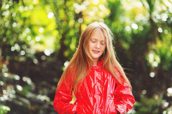 Outdoor Portret van schattige preteen meisje onder de regen, ogen dicht — Stockfoto