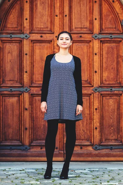 Retrato de moda al aire libre de una joven de 20 años con vestido azul y chaqueta negra — Foto de Stock