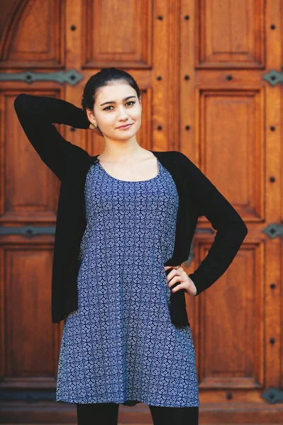 Портрет молодой 20-летней девушки в синем платье и черной куртке — стоковое фото