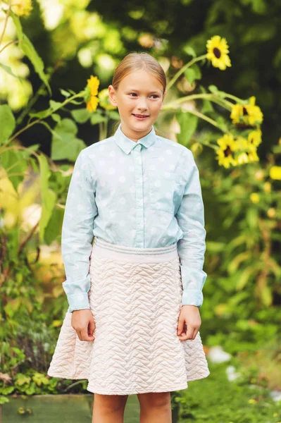 Portre ışık yeşil gömlek ve pembe etek giyen sevimli küçük kız açık havada, moda — Stok fotoğraf