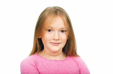 Portre 9-10 yıl yaşlı kız beyaz arka plan üzerinde izole kapatmak
