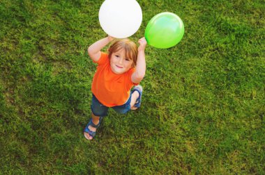 4-5 yaşında beyaz balon ile açık havada, üstten görünüm mutlu küçük çocuk