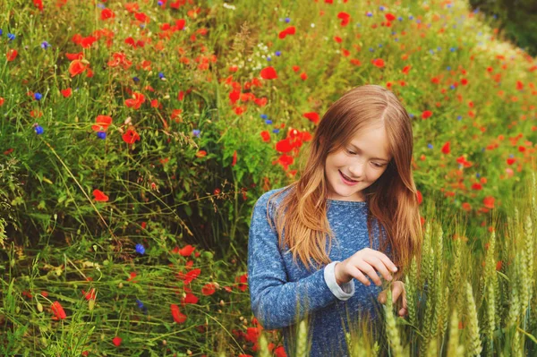 Outdoor portrait of adorable little blond girl of 8-9 years old in poppy field — Stock Photo, Image