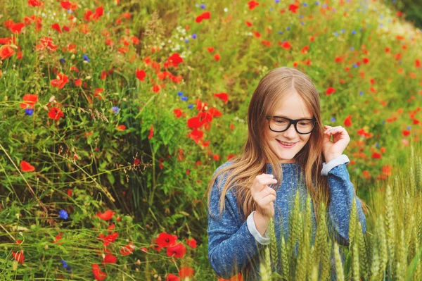 Outdoor portrait of adorable little blond girl of 8-9 years old in poppy field, wearing eyeglasses — Stock Photo, Image