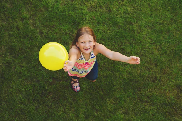 Menina feliz de 8-9 anos de idade brincando com balão branco ao ar livre, vista superior — Fotografia de Stock