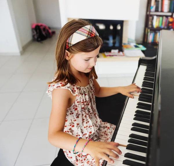 Dziewczynka gry na fortepianie w domu — Zdjęcie stockowe