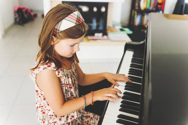 Dziewczynka gry na fortepianie w domu — Zdjęcie stockowe