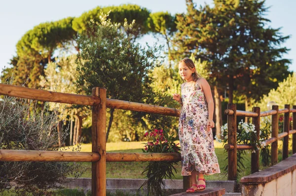 Retrato ao ar livre de uma menina bonito de 8 anos, imagem tirada na Itália, Toscana — Fotografia de Stock