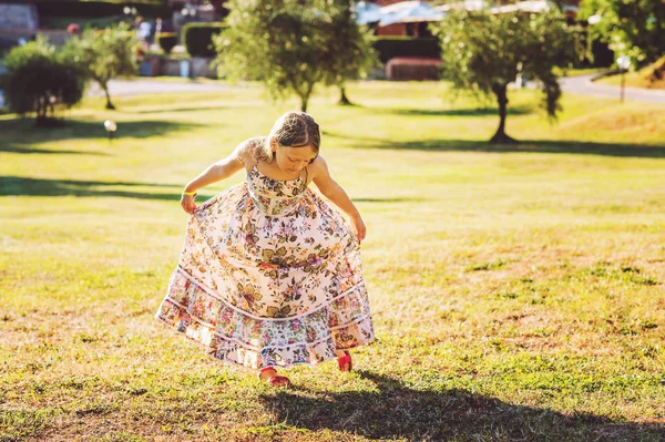 Ritratto all'aperto di una graziosa bambina di 8 anni, immagine scattata in Italia, Toscana — Foto Stock