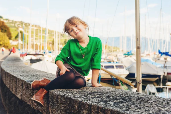 Retrato de moda de adorable niña de 5 años descansando junto al lago — Foto de Stock