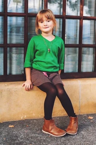 Moda portre sevimli 5 yaşındaki küçük kız — Stok fotoğraf