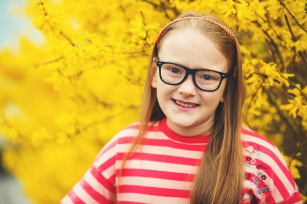 Venkovní portrét roztomilá holčička v brýlích — Stock fotografie
