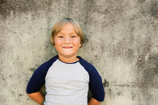 Zewnątrz mody portret urocza 5-6 rok stary mały chłopiec blond noszenie t-shirt — Zdjęcie stockowe