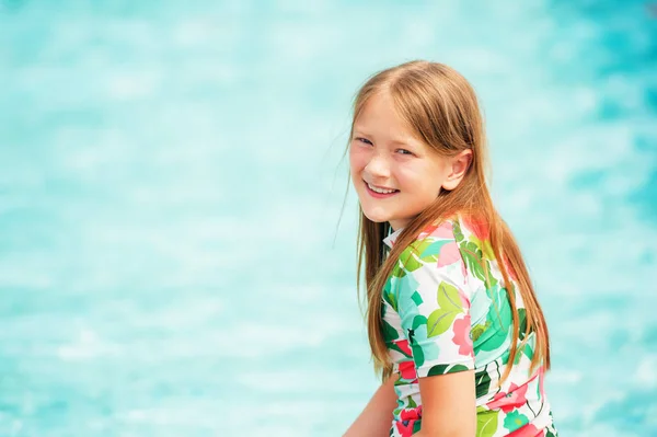 Mała dziewczynka, zabawy w basenie w piękny letni dzień — Zdjęcie stockowe