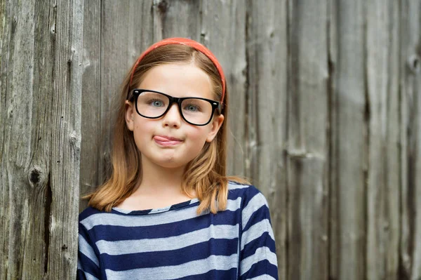 Outdoor Portret van een schattig klein 9-jarige meisje dragen brillen — Stockfoto