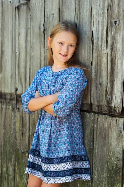 青いドレスを着ているかわいい女の子のアウトドアファッションの肖像画 — ストック写真