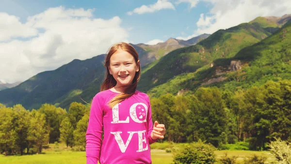 Το χαριτωμένο μικρό κορίτσι πεζοπορία στα ελβετικά Άλπεις. Εικόνα που λαμβάνεται σε Simplon πέρασμα, στα σύνορα μεταξύ της Ελβετίας και Ιταλίας — Φωτογραφία Αρχείου