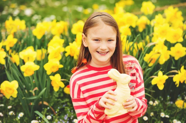 Милая маленькая девочка с белым шоколадным пасхальным кроликом празднует традиционный праздник. Family, holiday, spring, carefree childhood concept . — стоковое фото