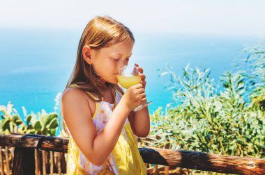 Küçük kız geleneksel Güney İtalyan limon suyu içme