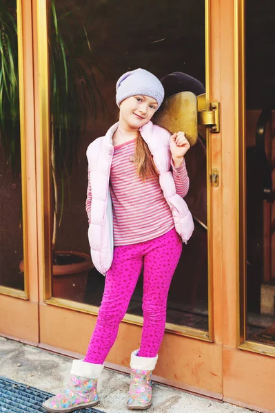 На відкритому повітрі портрет 7-річної дівчини в рожевому одязі — стокове фото