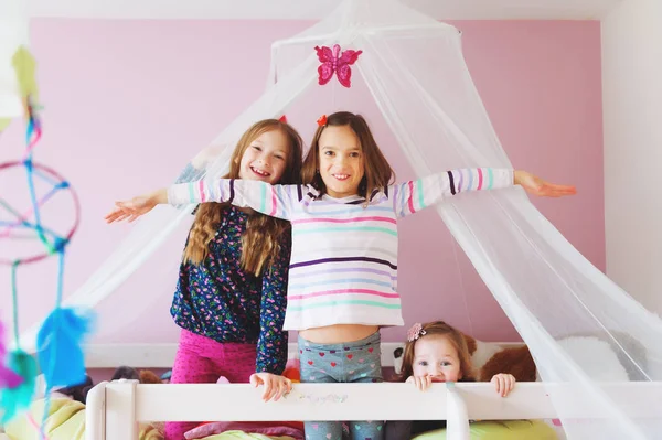 Três meninas brincando no quarto do garoto — Fotografia de Stock