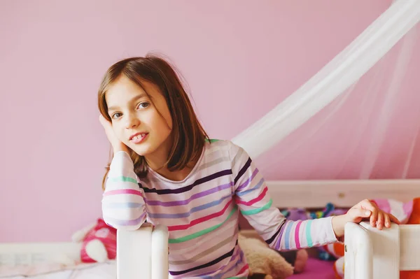귀여운 어린 소녀 그녀의 방에서 인테리어 초상화 — 스톡 사진