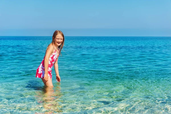 Happy little girl playing in the sea — Stock Photo, Image
