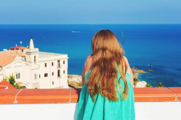 Małe dziecko dziewczyna admoring piękny widok na morze, Zdjęcie zrobione w Tropea, Kalabria, południe Włoch — Zdjęcie stockowe