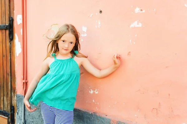 Retrato de cerca de una linda niña de 7-8 años, vistiendo top verde — Foto de Stock