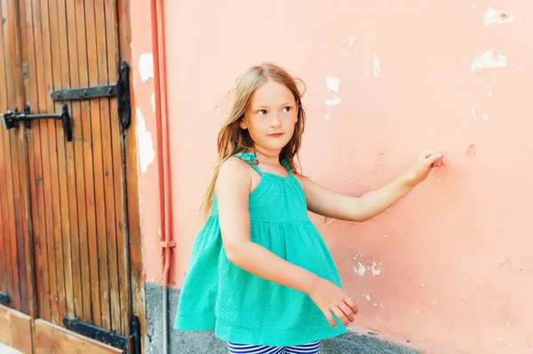 Retrato de cerca de una linda niña de 7-8 años, vistiendo top verde — Foto de Stock