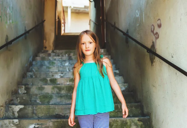 Yeşil top giyen sevimli küçük bir kız 7-8 yaşında, portre kadar kapatın