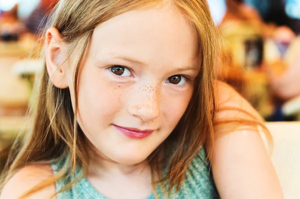 Portret van een schattig klein meisje van 7-8 jaar oude close-up — Stockfoto