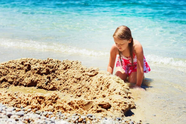 Feliz niña jugando junto al mar, imagen tomada en Tropea, Calabria, Italia —  Fotos de Stock