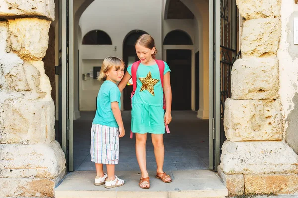 Reizen met kinderen, twee kleine kinderen op zomervakantie — Stockfoto