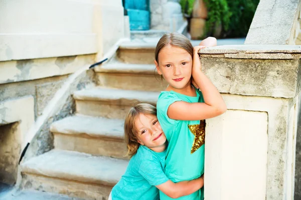 Två bedårande barn som leker utomhus grupp — Stockfoto