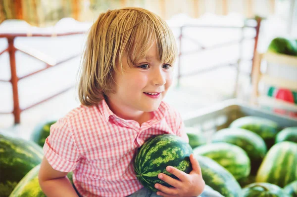 Little boy on summer vacation in Calabria, Italy. Kid buying watermelon on farm market — Stock Photo, Image