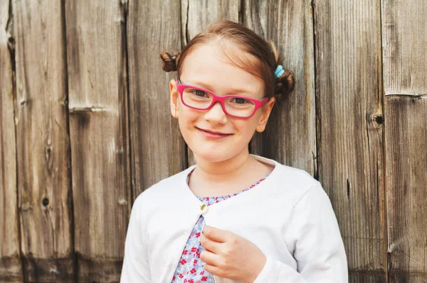 Outdoor portrait of a cute little girl wearing glasses — Stock Photo, Image