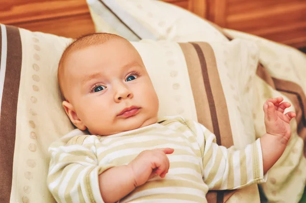 Närbild porträtt av bedårande 4-5 månad gammal barnet ligger på en kudde — Stockfoto