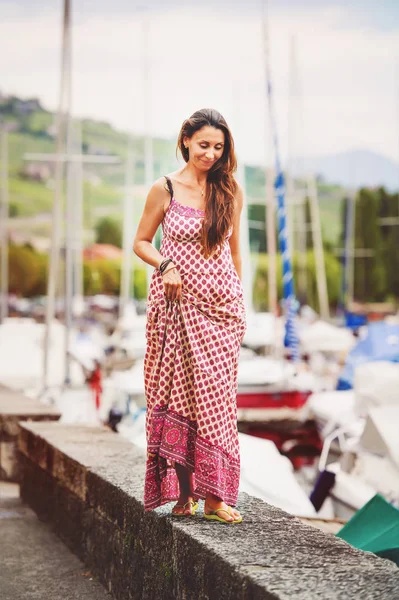 Sommer-Porträt einer schönen brünetten Frau, die am See ruht — Stockfoto