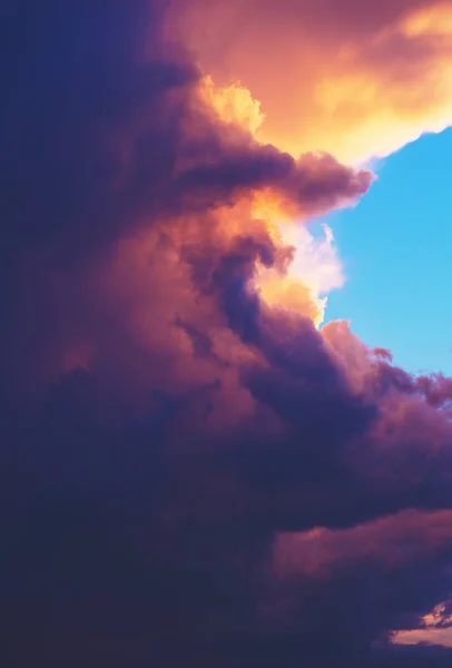 Nahaufnahme einer großen Gewitterwolke bei Sonnenuntergang — Stockfoto