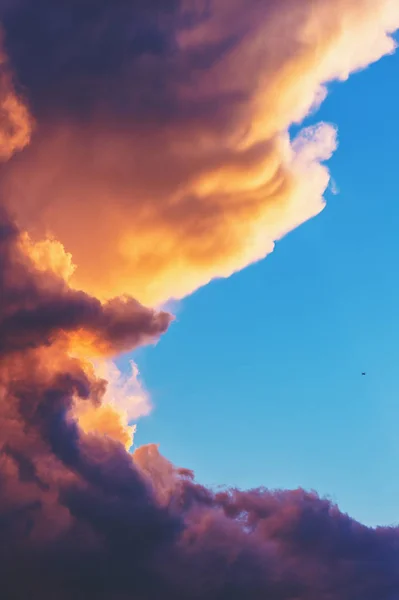 Nahaufnahme einer großen Gewitterwolke bei Sonnenuntergang — Stockfoto