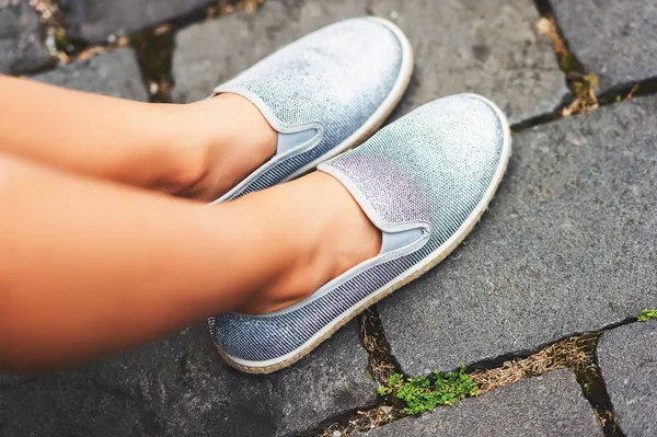 Moda dziewczyna srebrny szary skate buty — Zdjęcie stockowe