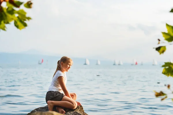 Menina bonito descansando no lago Genebra ao pôr-do-sol — Fotografia de Stock