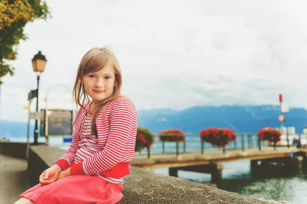 Sevimli 7 yaşındaki küçük kız tarafından Cenevre Gölü dinlenme — Stok fotoğraf