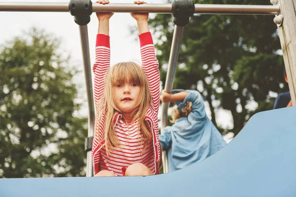 Menina criança feliz se divertindo no parque infantil — Fotografia de Stock