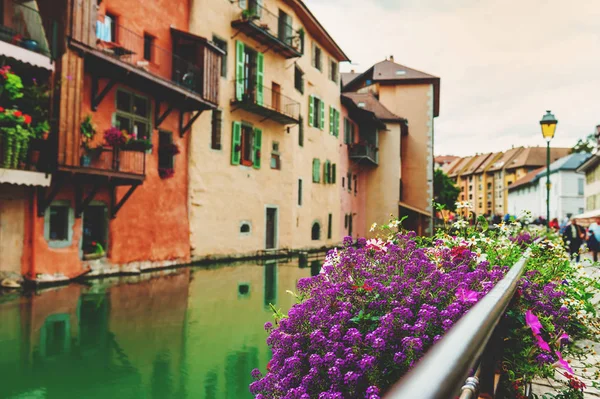 Kanal in Annecy, Departement Haute Savoie in den Alpen der Auvergne Rhone — Stockfoto